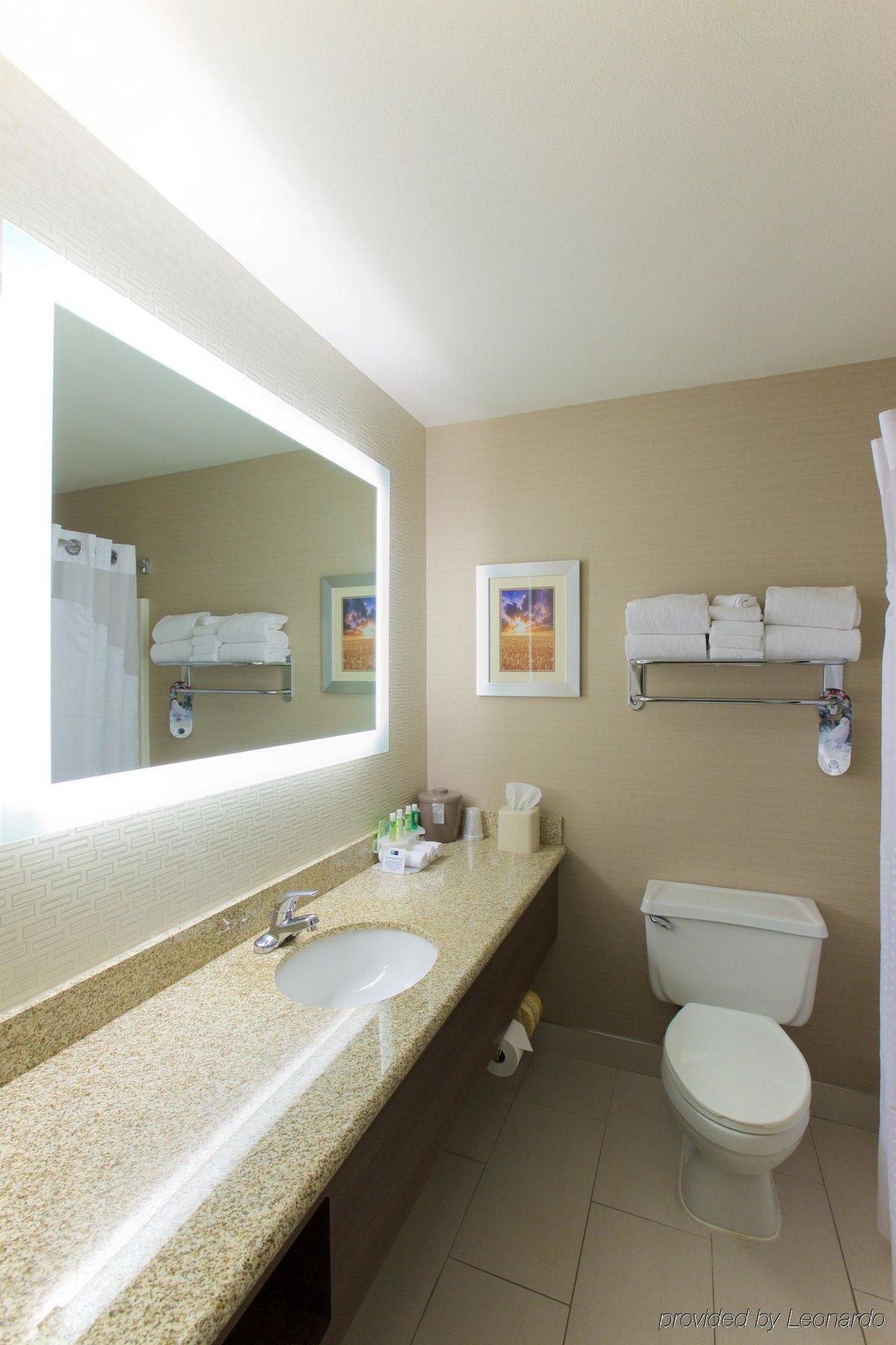 Express - West Acres By Ihg Hotel Fargo