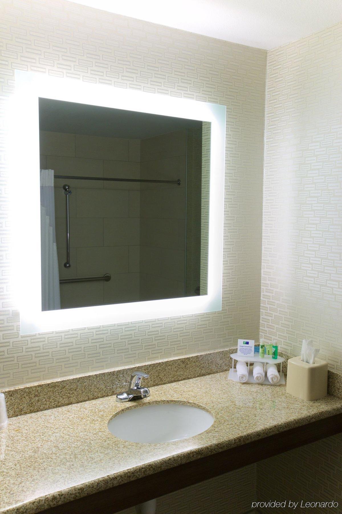 Express - West Acres By Ihg Fargo